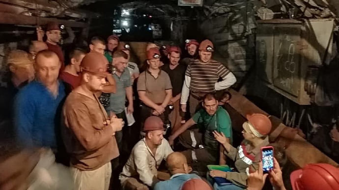 Подземный протест на родине президента продолжают 195 шахтеров