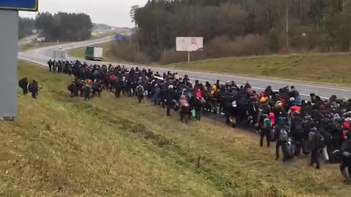 Сотни мигрантов в Беларуси идут в Польшу, их сопровождают силовики