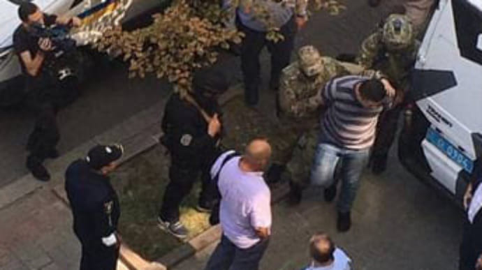 Чоловіка з гранатою в Кабміні затримали – допоміг депутат