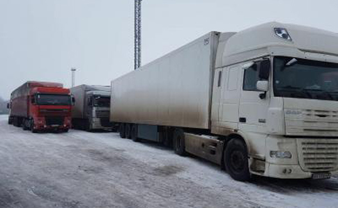 На границе с РФ стоят 150 грузовиков: Россия не пускает