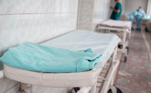 У лікарні на Херсонщині родичам видали тіло померлої від коронавірусу – поліція