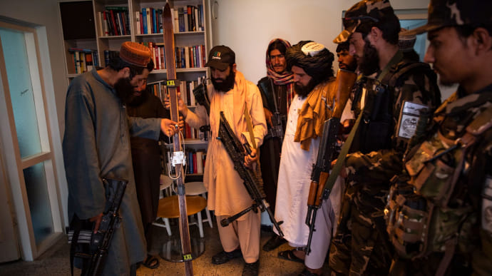 Талибы зашли в посольство Норвегии: нашли лыжи, коллекцию вин, фильмы и книги