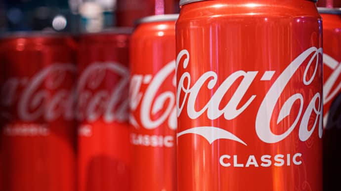 Напої Coca-Cola можна знайти на ринку РФ, а її дочка все ще отримує прибуток - Bloomberg