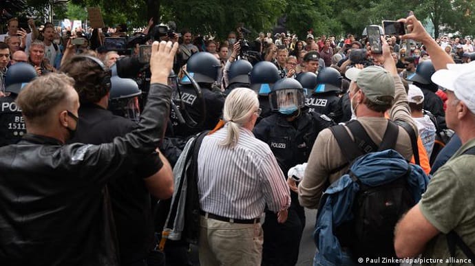 В Берлине тысячи людей вышли на митинги за и против карантинных ограничений
