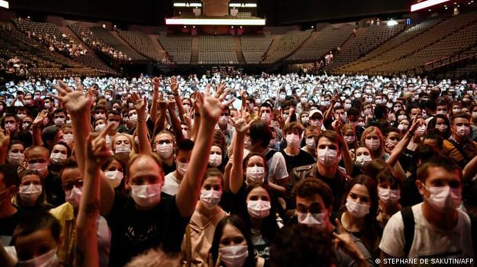 Без дистанції, але в масках: Франція провела перший концерт-експеримент на 5 тисяч глядачів