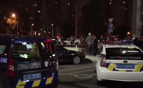 В Києві біля ТЦ невідомі розстріляли чоловіка з автомата