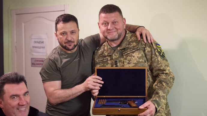 Zelenskyy gives Ukrainian army Commander-in-Chief firearm and Ground Forces Commander painting as their birthday gifts