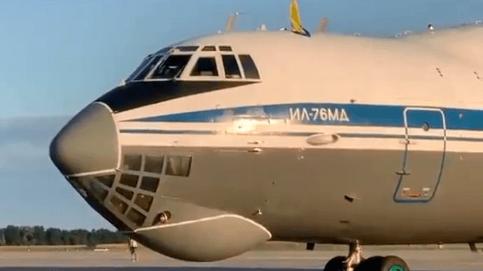 В Киеве сел самолет с эвакуированными из Афганистана