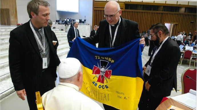 Holy Father, pray for us: Pope receives Ukrainian flag – photo