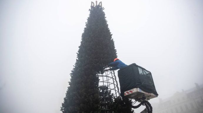 На Софийской площади начинают украшать елку несокрушимости