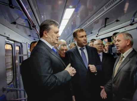 Янукович спустился в метро. Фото пресс-службы президента