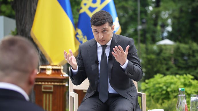 Зеленский ответил на вопрос СМИ, почему так много ездит по Украине