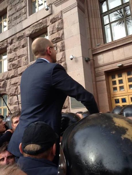 Яценюк и депутаты штурмуют Киевсовет. Фото Ольги Лаппо
