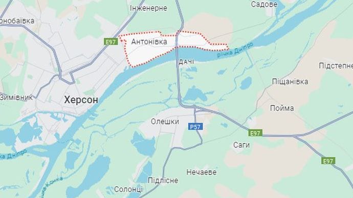Росіяни обстріляли селище поблизу Херсона: двоє людей поранено 