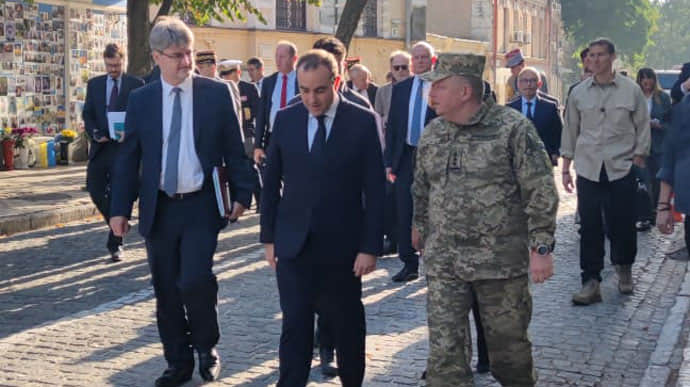 Министр обороны Франции прибыл в Киев