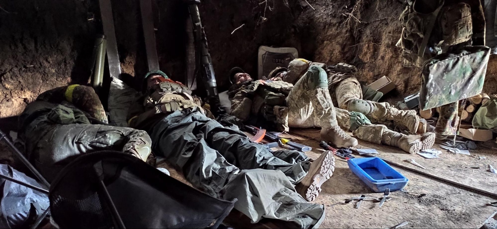Бійці сплять у російському бліндажі