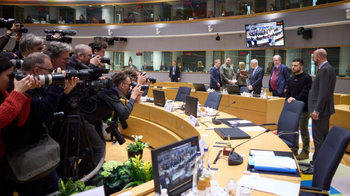 Зеленский на саммите ЕС призвал к санкциям против атомной и ракетной отраслей РФ