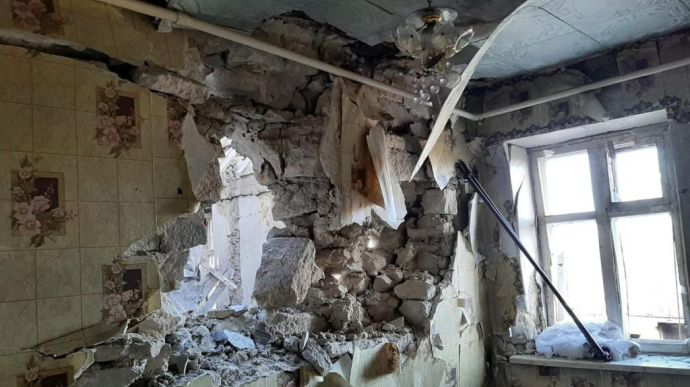 На Донеччині росіяни поцілили в підприємство, будинки і школу, є поранений