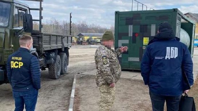 Військовий на Львівщині організував підпільні АЗС із краденим пальним – ОГП