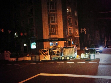 Невелика барикада на вул.Інститутській. Без догляду. Фото Павла Шеремета