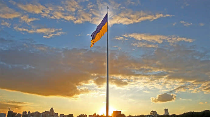 Буревій розірвав найбільший прапор України у Києві 