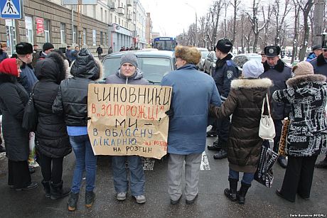 Хворі на ниркову недостатність перекрили дорогу у центрі Черкас. Фото - Дар’я Бунякіна (RFE/RL)