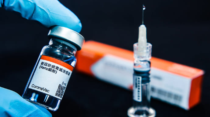 Вакцину CoronaVac одобрила ВОЗ: именно ее больше всего в Украине