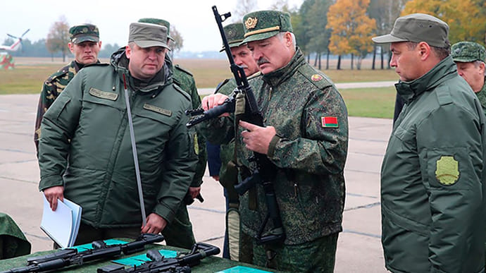 В Беларуси привели в высшую боевую готовность резерв танков и артбазы