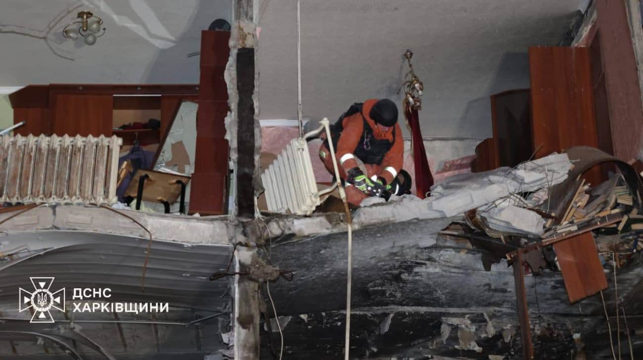 Russian drone strikes 9-storey residential building in Kharkiv, injuring 6 people – photos