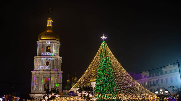 За новорічну ніч із Софійської площі вивезли 83 кубометри сміття