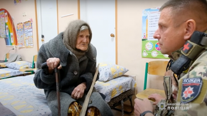 98-jarige vrouw verliet in haar eentje het bezette dorp en liep 10 km onder Russische beschietingen – video