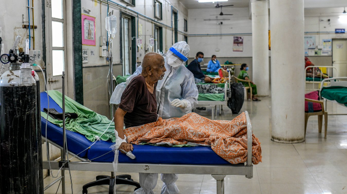 Отправленная Индии международная помощь не поступает в больницы — СNN