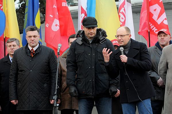 Яценюк продолжал подогревать эмоции митингующих