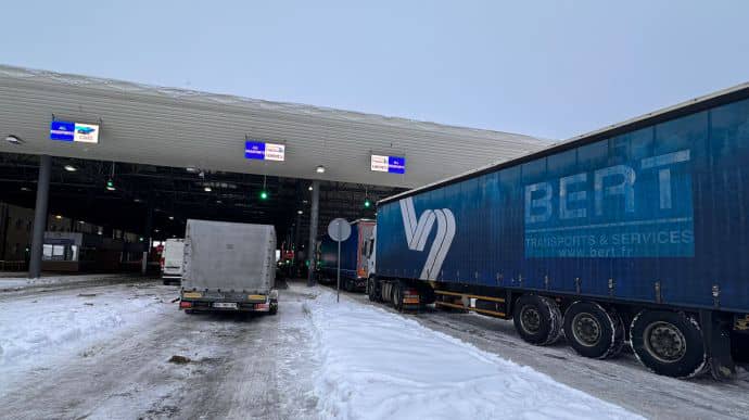 В пункте пропуска Угринов-Долгобичув начали пропускать пустые грузовики 