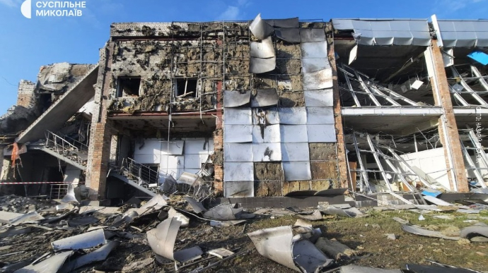 Последствия обстрела Николаева: повреждены автосалон, ТЦ, промышленные и частные здания