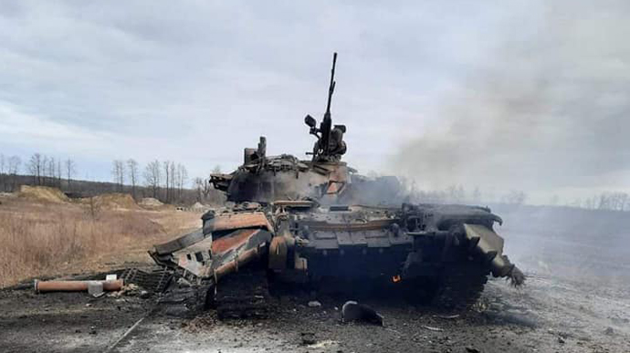 Ukrainian defenders kill 700 more occupiers and destroy 4 tanks
