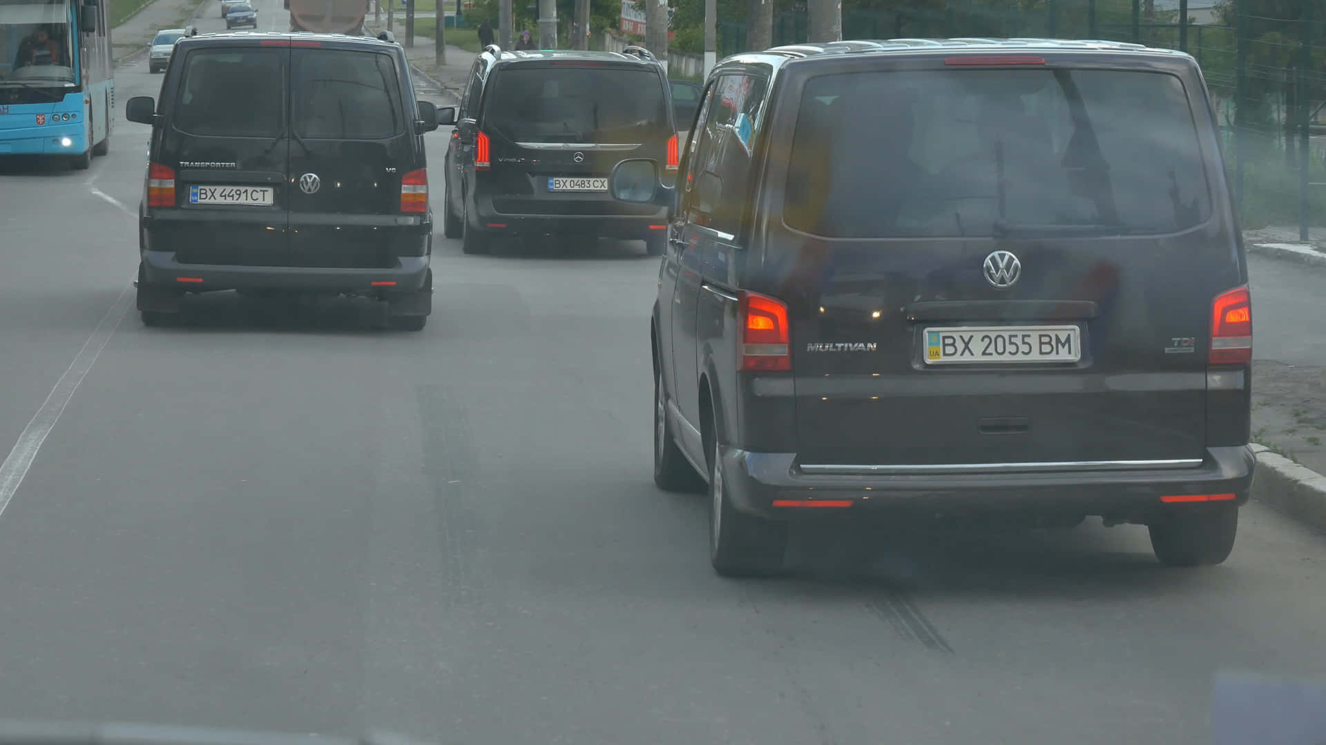 На улицах Хмельницкого случайные прохожие провожают кортеж президента взглядами или снимают его на телефоны