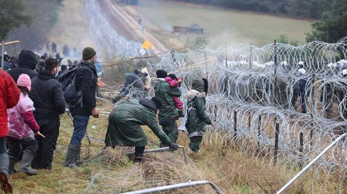 У Польщі поліція після погоні затримала українця, що перевозив 9 мігрантів Лукашенка