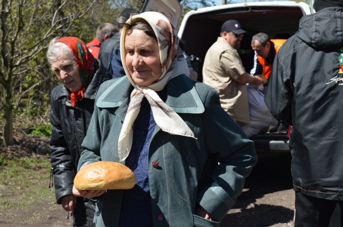 Раз на тиждень хліб людям в прифронтові села привозять місіонери