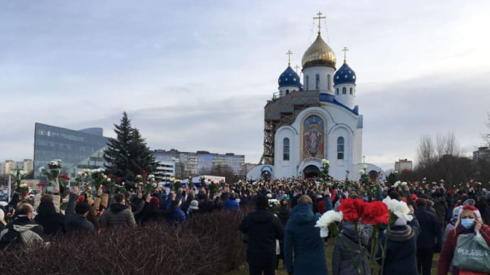 У Білорусі тисячі людей прощаються з убитим активістом