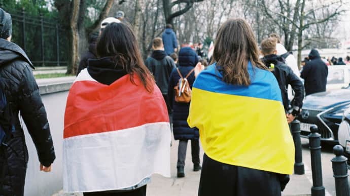 Лишь половина украинских беженцев готовы когда-нибудь вернуться из Европы − КМИС 