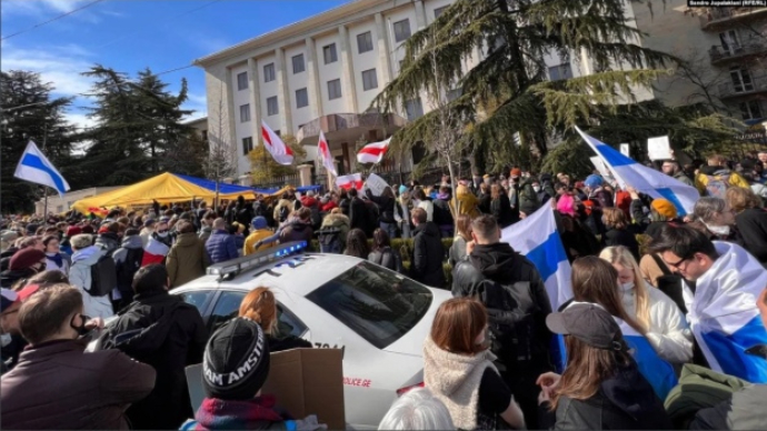 Россияне и белорусы в Грузии вышли на протест против войны Путина