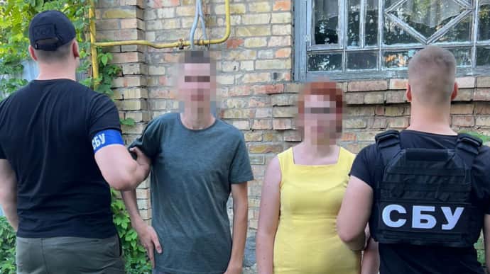 Шукали легкі гроші: чоловік і жінка спалили автівки волонтерів та військового під Києвом