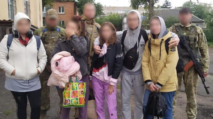 Ukraine’s border guards set five teenagers free; occupiers held them in cellar