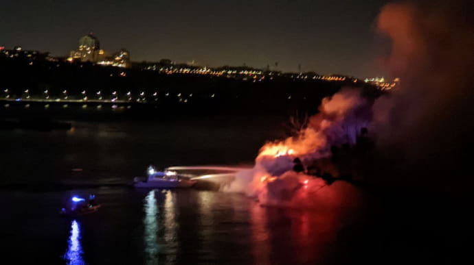 У Києві горить ресторан на воді