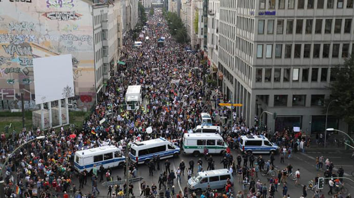 Десятки тысяч без масок и дистанции протестуют в Берлине против карантина
