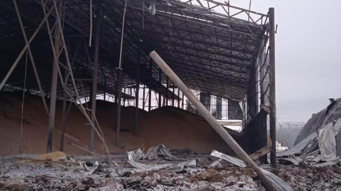 Russians destroy grain warehouses in Vovchansk, Kharkiv Oblast, with aerial bombs