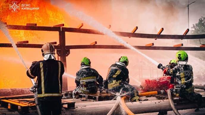 Сотні рятувальників вже півтори доби гасять пожежу після удару РФ по Київщині