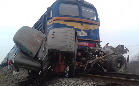 На Закарпатье поезд переехал грузовик: есть погибшие