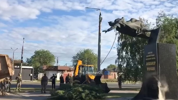 В Харькове снесли памятник князю Невскому